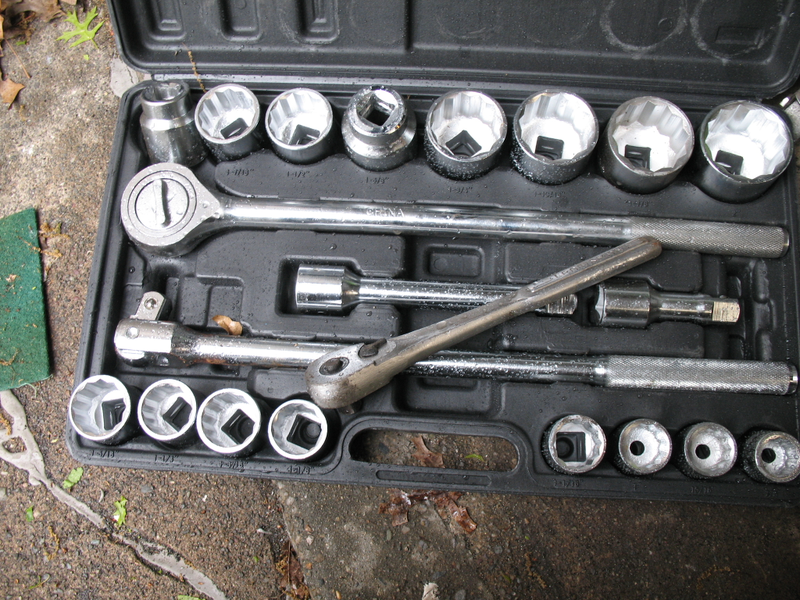 That is a 1/2" drive Craftsman ratchet (my prior “big” ratchet) laying across is for scale.